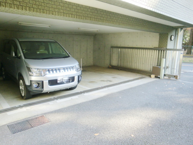 Parking lot. roof ・ Electric is a shutter parking