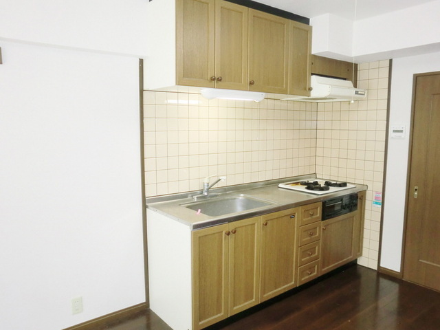 Kitchen. Three-neck is a gas stove with a kitchen