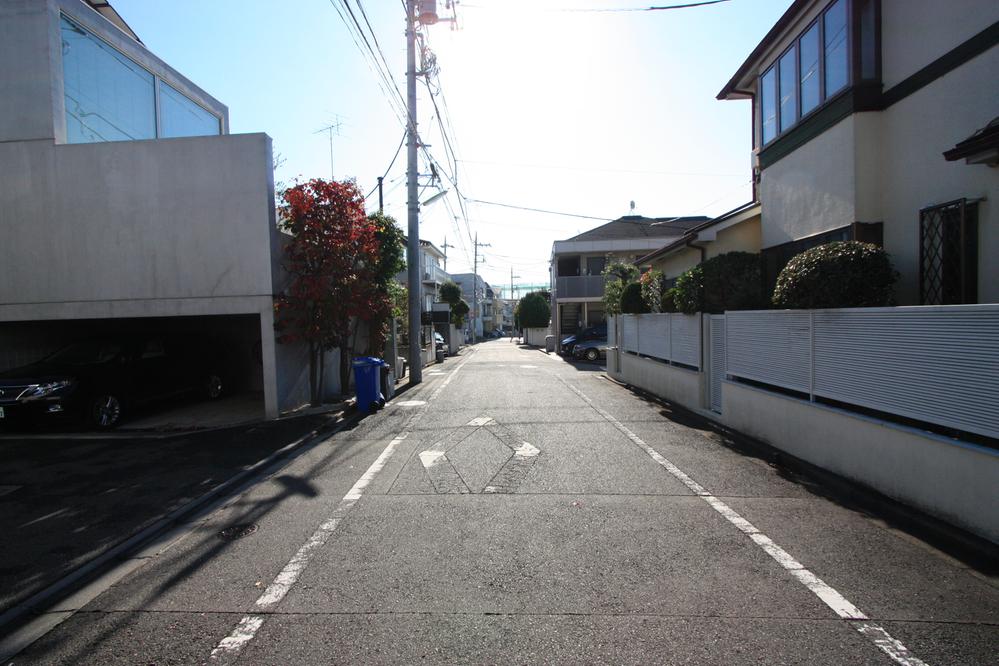 Local photos, including front road. East front road 6 is a meter public road.