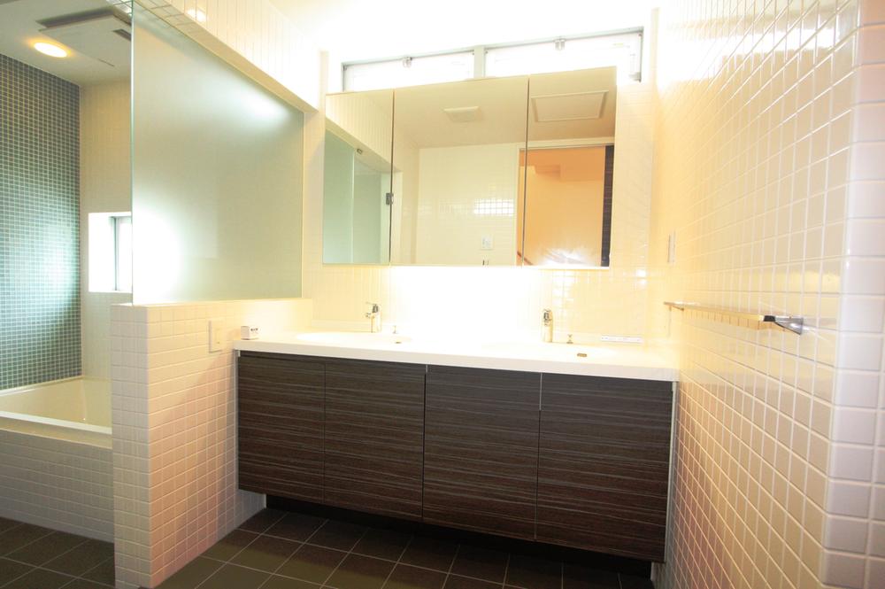 Wash basin, toilet. Vanity room. 2 is the vanity of the ball type. 