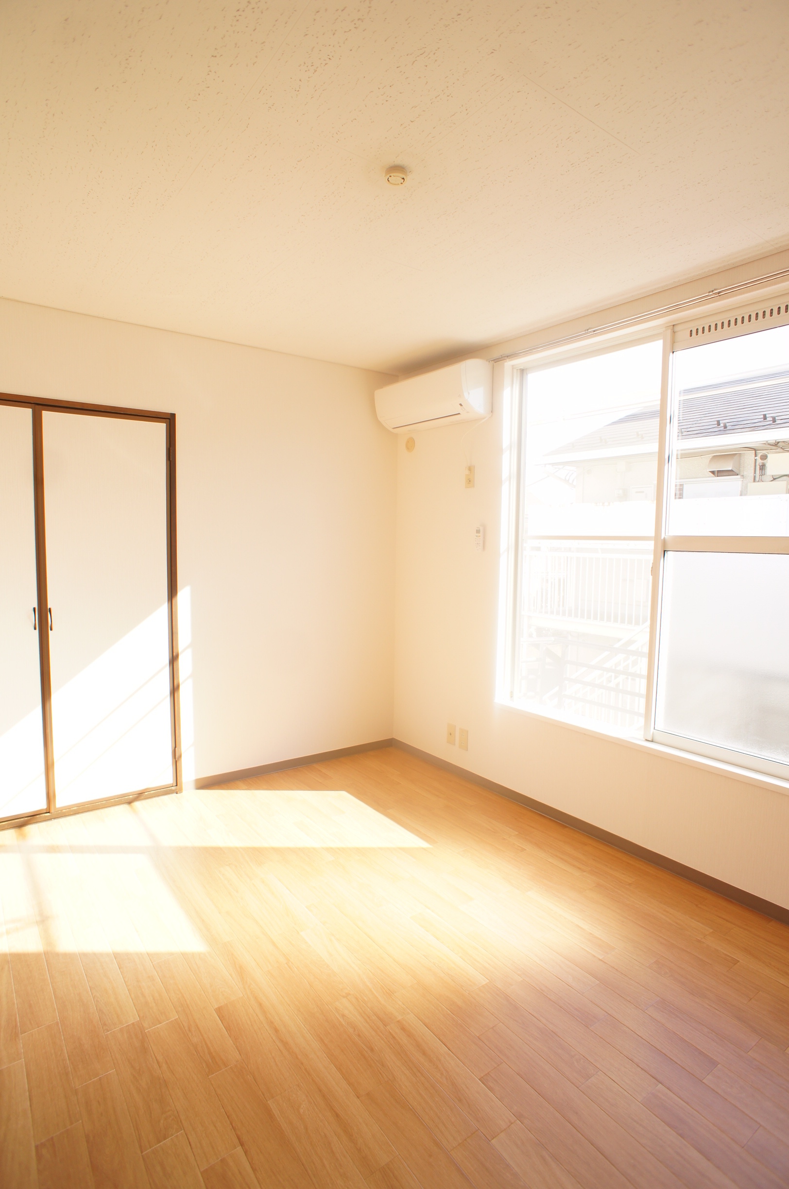 Living and room. Light of the sun is full-drenched room ☆ 