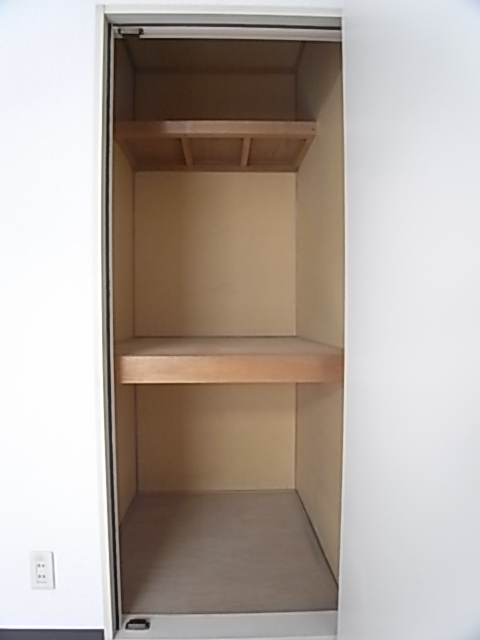 Receipt. Storage of closet type with depth