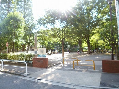 park. Ideal for a little walk 240m until Soshigaya 3-chome Park (park)