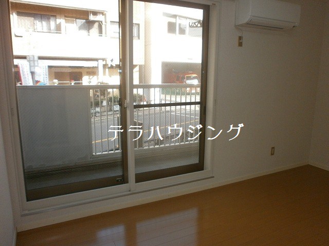 Balcony. There is soundproofed with double sash ☆ Nor efficiency good cooling heating ☆