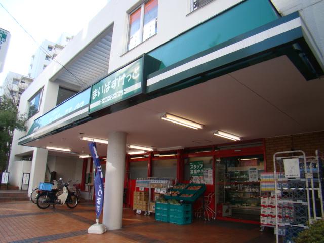 Supermarket. Maibasuketto Minamikarasuyama 284m up to 1-chome