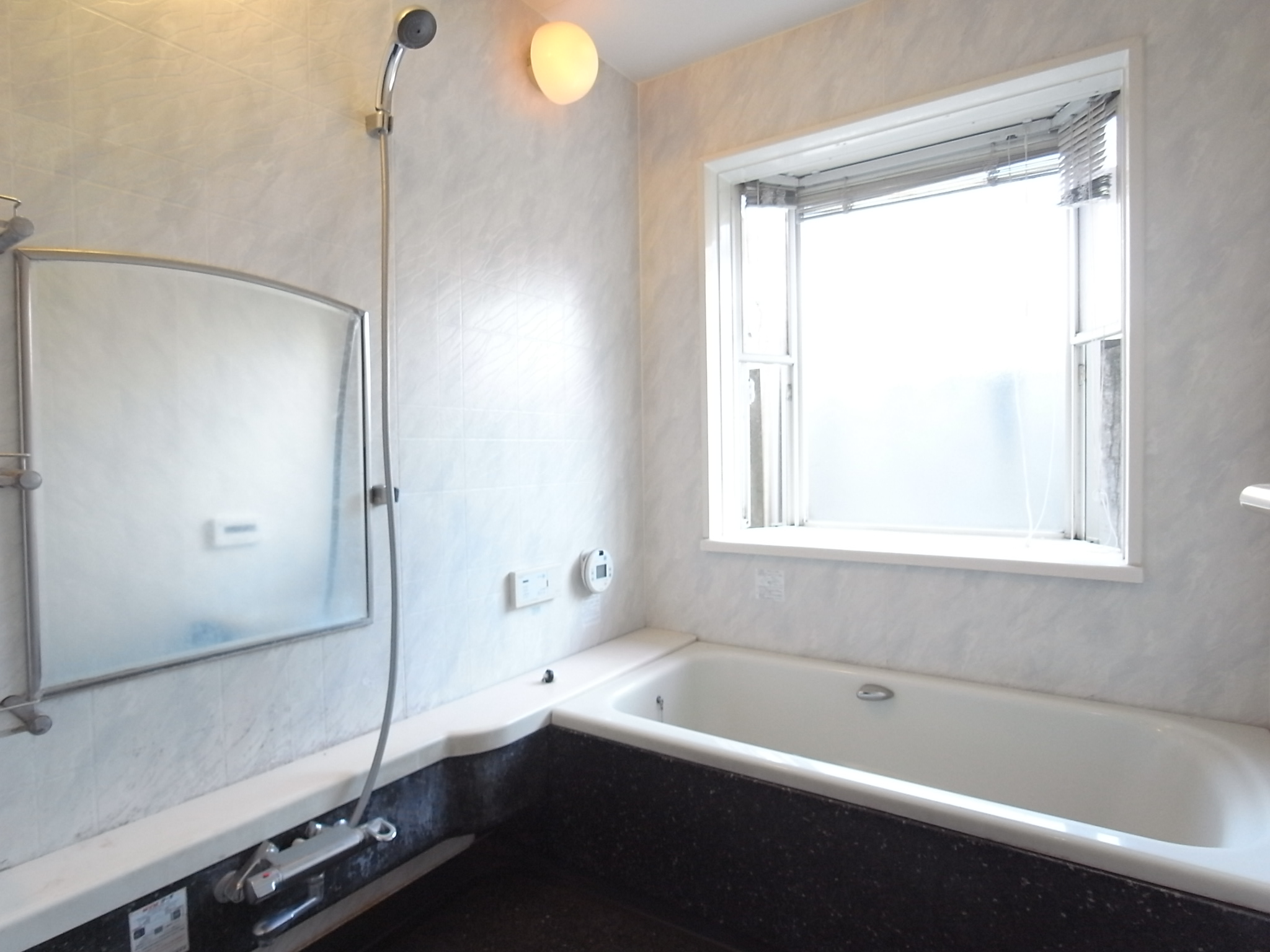 Bath. Reheating function with bathroom: with window