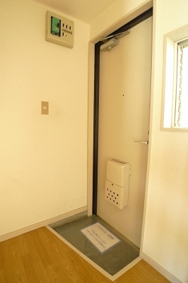 Entrance. Easy entrance also take the ventilation there is also a window! 