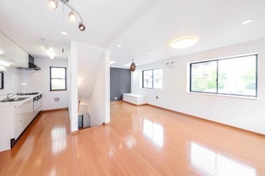 Living. Very bright living room, During a sunny day of day, Most do not need to put the electrical. It is the privilege of the southeast corner lot.