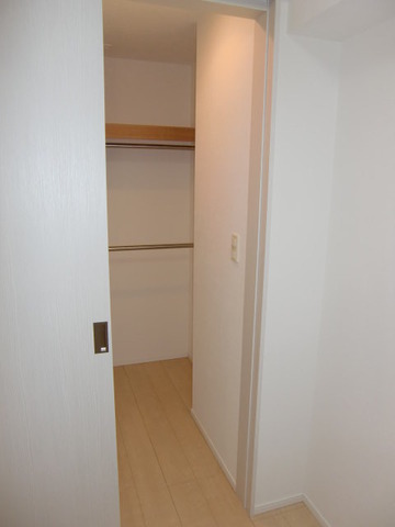 Receipt. Walk-in closet of Western-style (3)