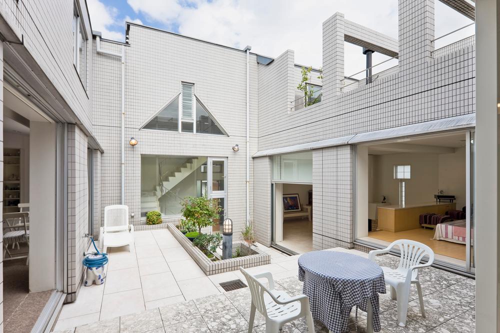 Garden. Courtyard terrace