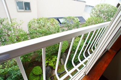 Balcony.  ☆ Futon is Jose