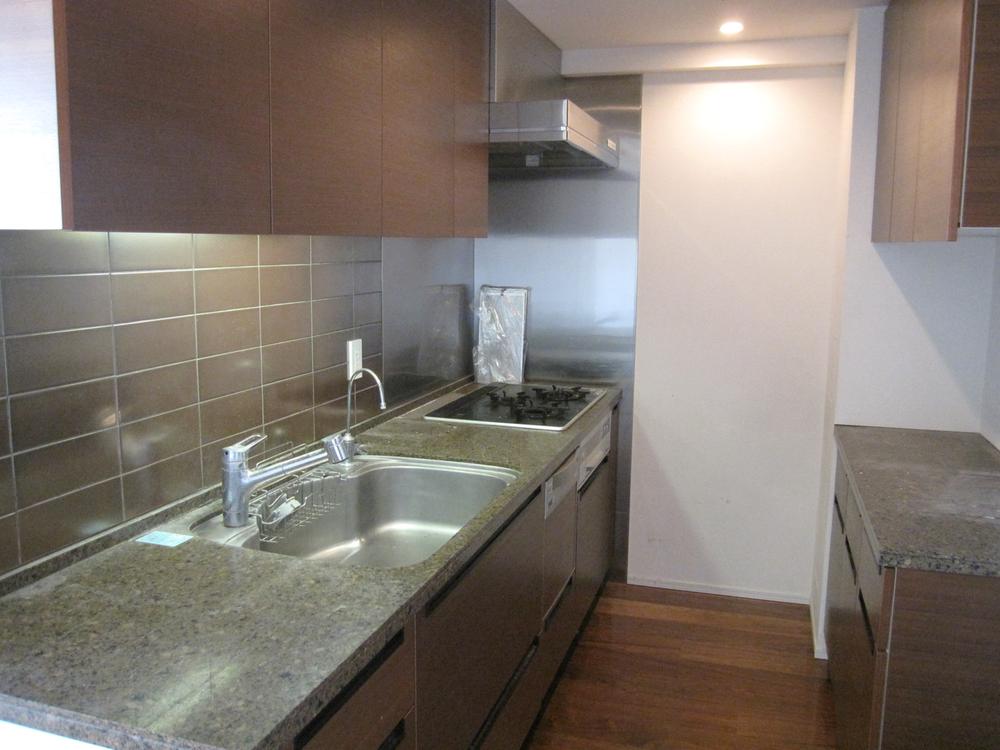 Kitchen. disposer, Dishwasher, Such as a built-in water purifier is a fully equipped kitchen.