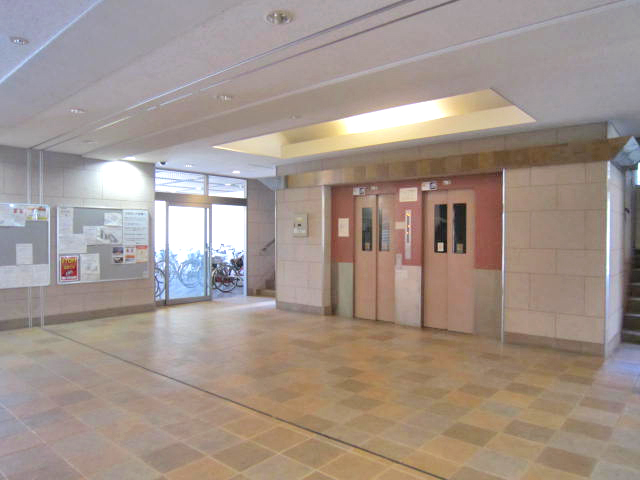 Entrance. The entrance is an automatic door. 