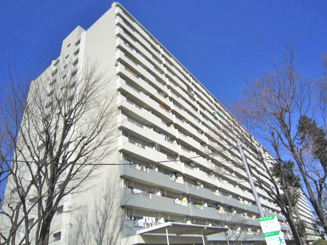 Building appearance. Odakyu line, There is a bus to the Keio Line. 