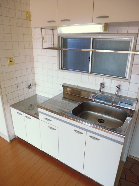 Kitchen. Two-burner stove can be installed