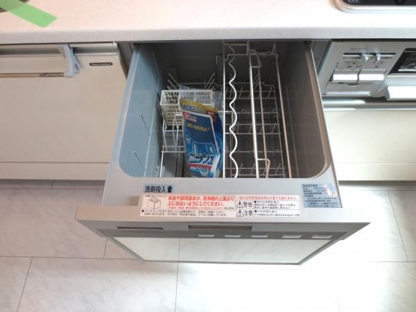 Kitchen. (Kitchen) cleanup a breeze in the dishwasher