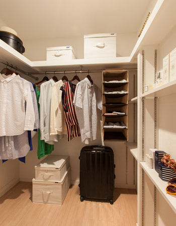 Receipt.  [Walk-in closet] As you use your living room space more widely efficiently, Each dwelling unit offers a storage space of large capacity. Also in various places of residence, such as a wash room and hallway, Set up a user-friendly storage of linen cabinet or cupboard. It is housed and arranged standing in eyes of those who live.