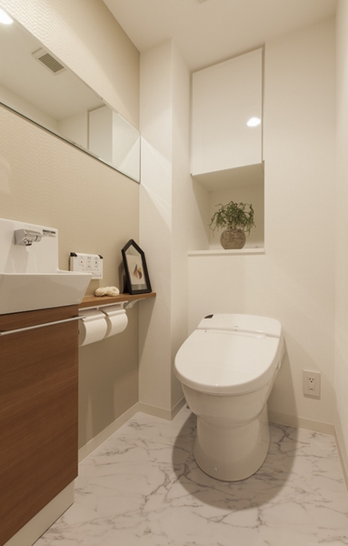 Produce a refreshing space. Hand wash counter with a tankless toilet (Model Room C type)