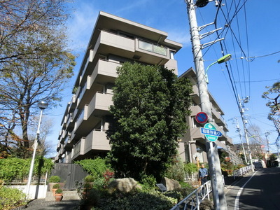 Building appearance. It is a strong L-shaped apartment in earthquake