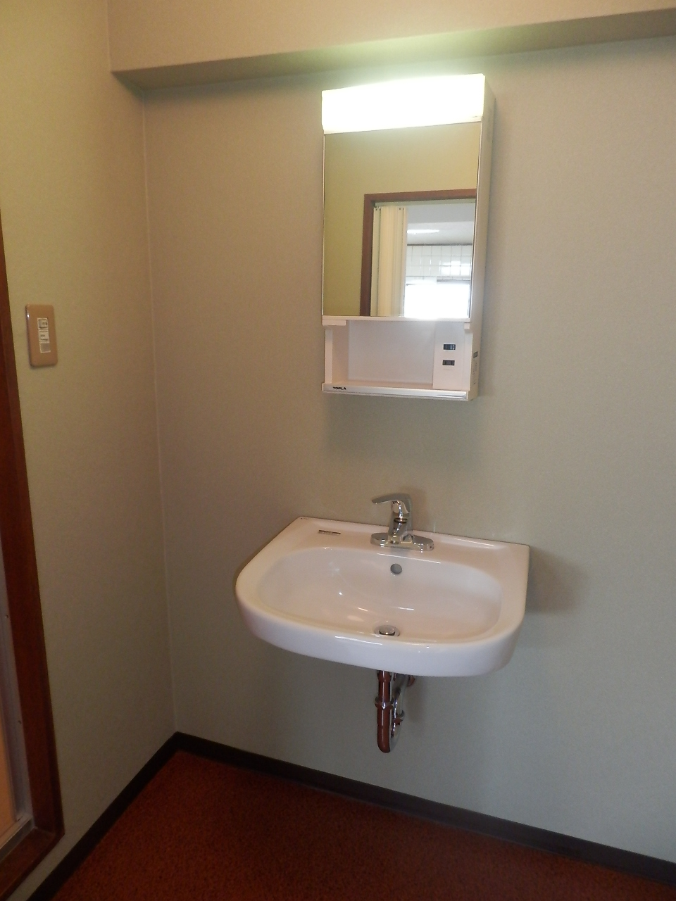 Washroom. It comes with a wash basin