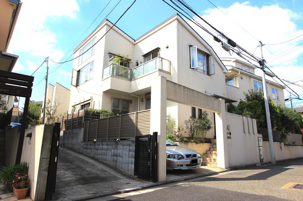 Local appearance photo. The south side is the good per sun on adjacent land passage. It is a hill of about one meter from the road surface. Car traffic less, It is a quiet residential area.