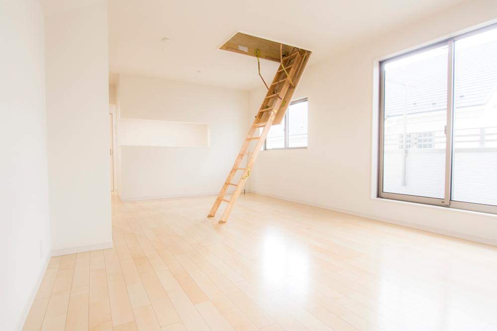 Non-living room. Grenier Yes! ! There is storage capacity!