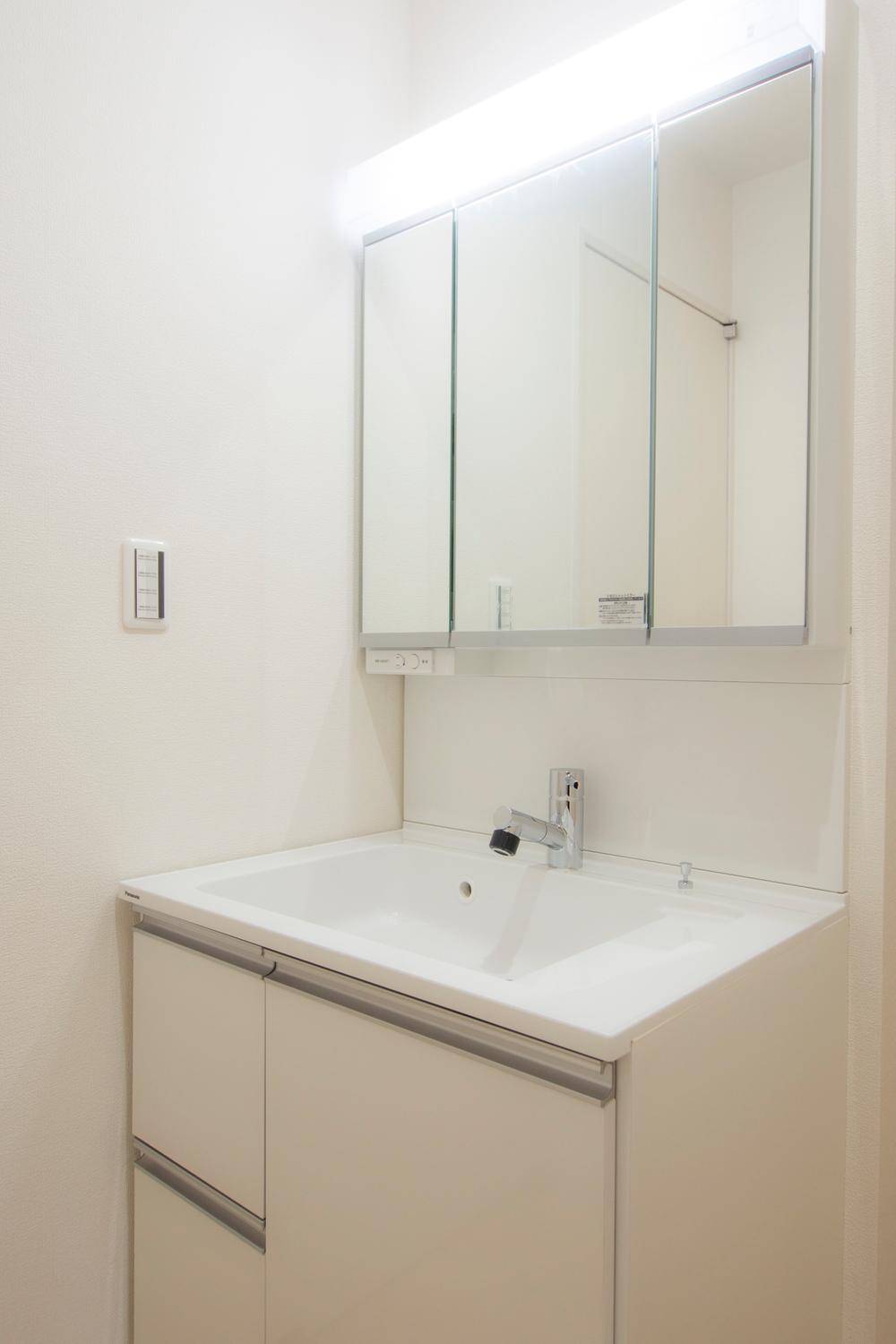 Wash basin, toilet. Vanity with shampoo dresser!