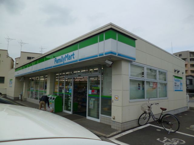 Convenience store. 340m to Family Mart (convenience store)