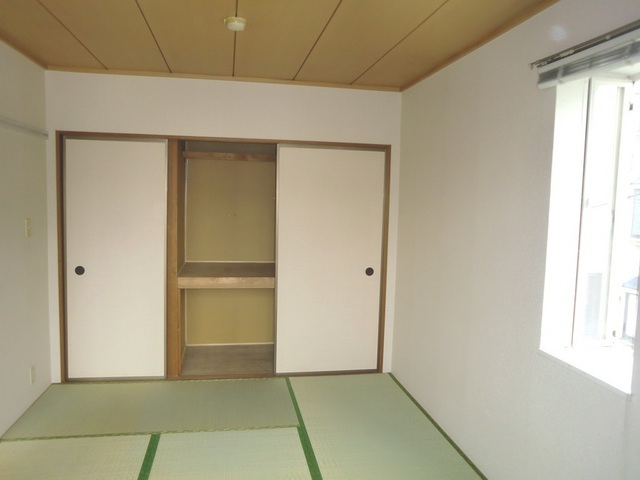 Other room space. Bay window with a Japanese-style 6 quires