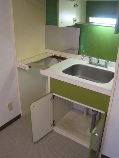 Kitchen. It marked with a 1-neck IH stove.