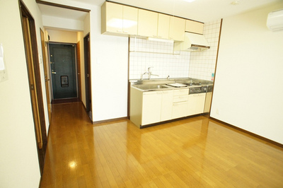 Living and room. Spacious kitchen ☆ 