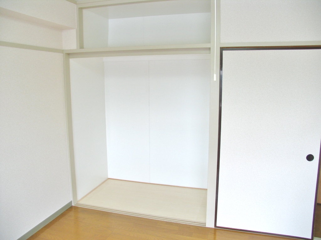 Receipt.  ■ Enhancement of storage space (another room image photo)