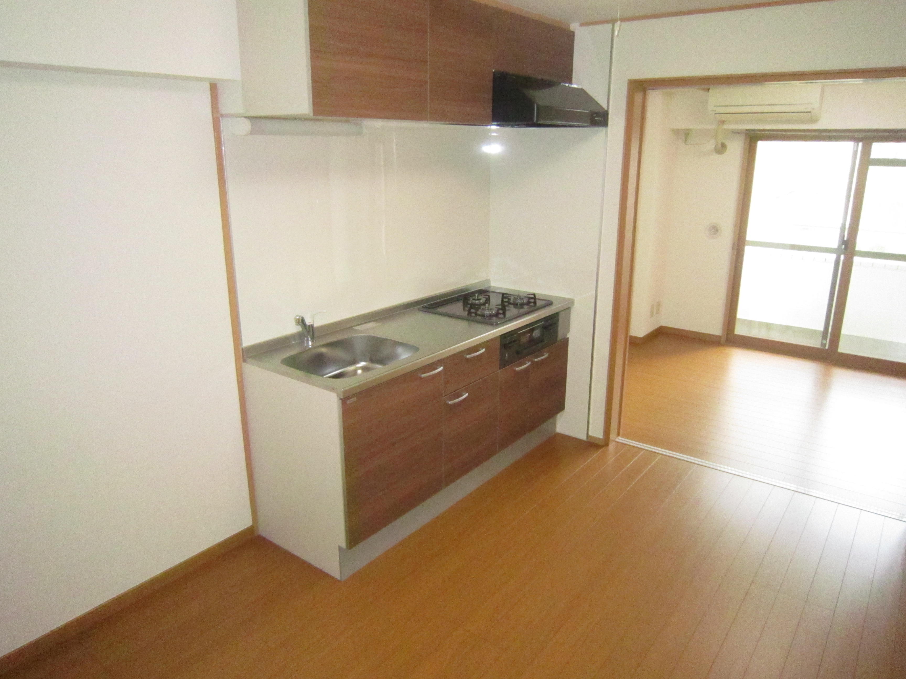 Other room space.  ■ Spacious dining space