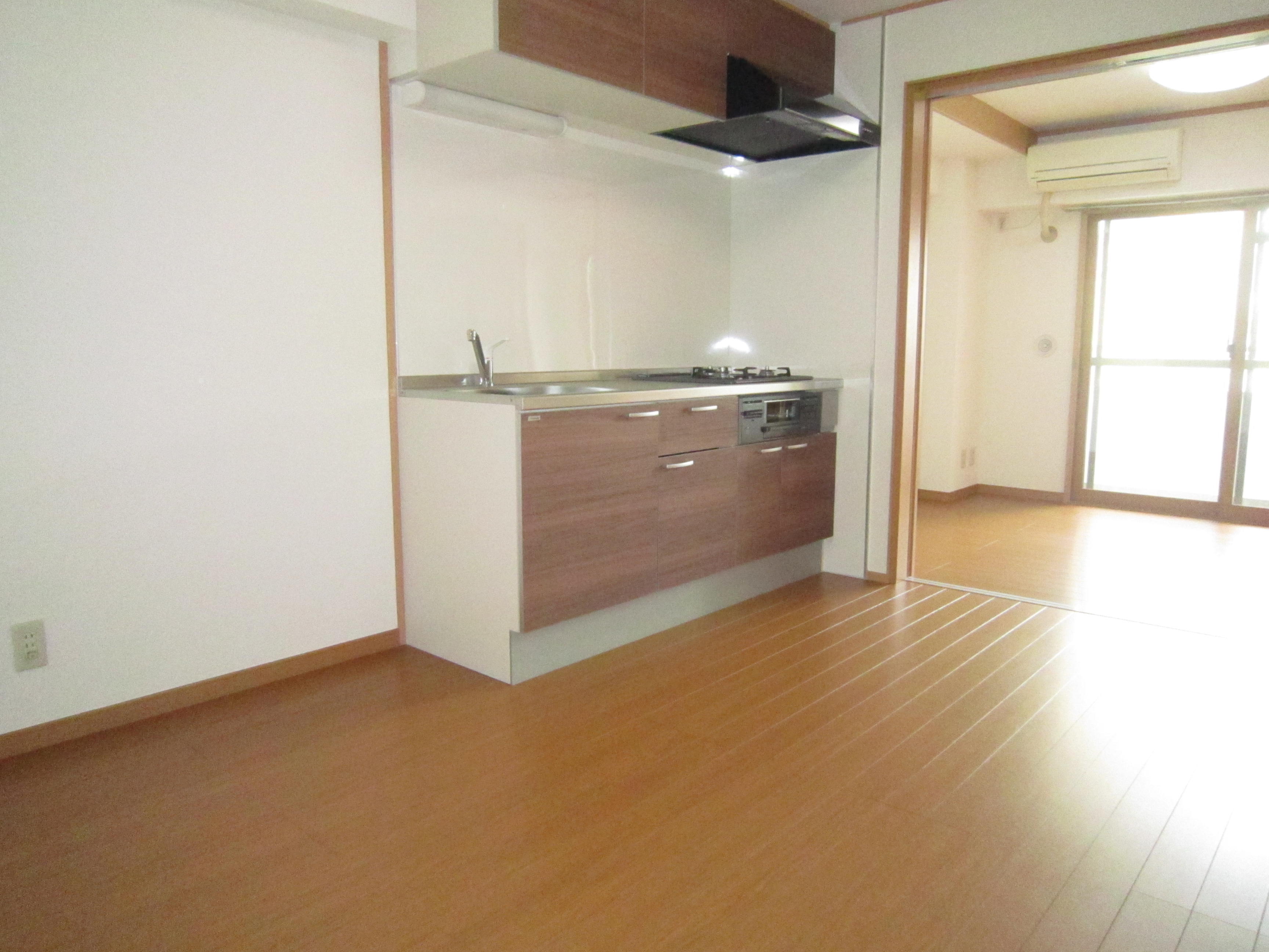 Living and room.  ■ Spacious dining space