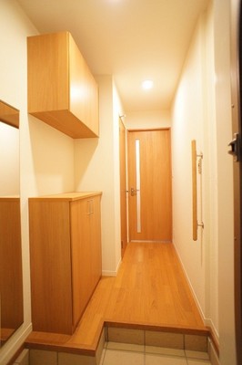 Entrance. Since the entrance there is also a large mirror with cupboard, At any time clean Katazuki
