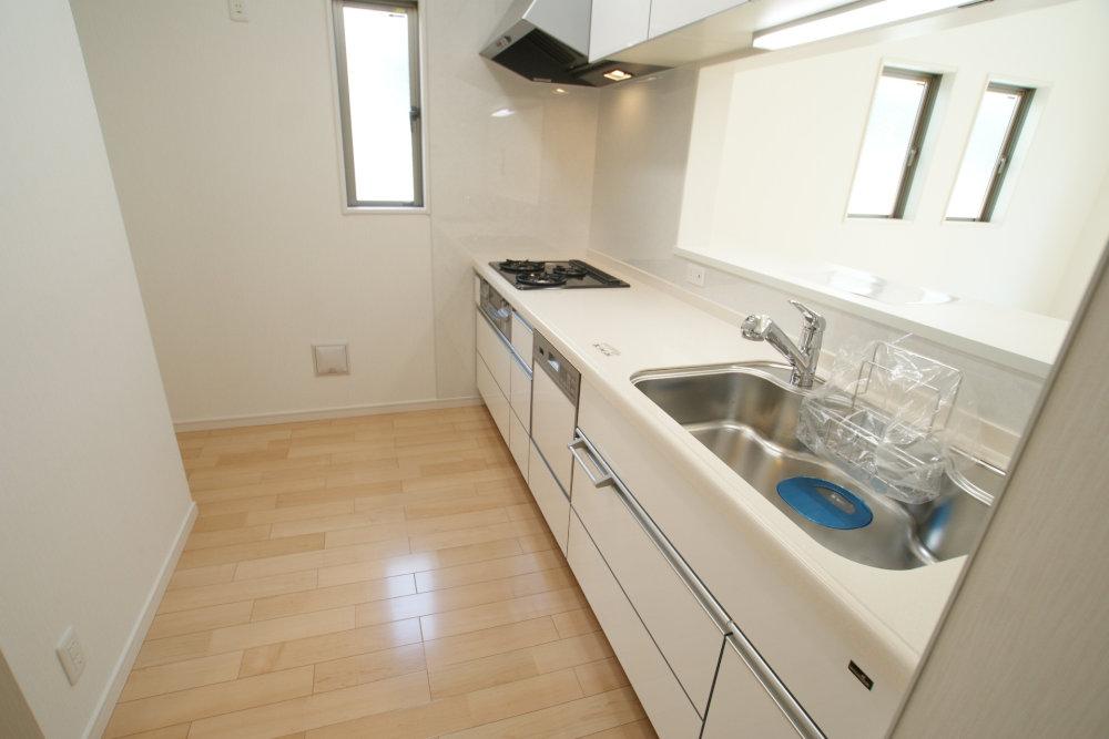 Same specifications photo (kitchen). It will be the construction example of the kitchen. It will be a popular face-to-face kitchen.