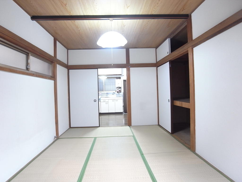 Living and room. Entrance direction Japanese-style room 6 tatami