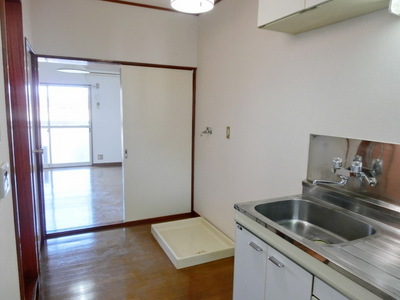 Other room space. Spread of kitchen space