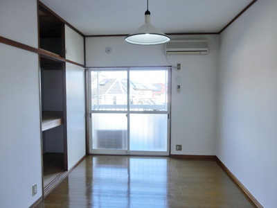 Living and room. It is refreshing of 6 tatami floor room