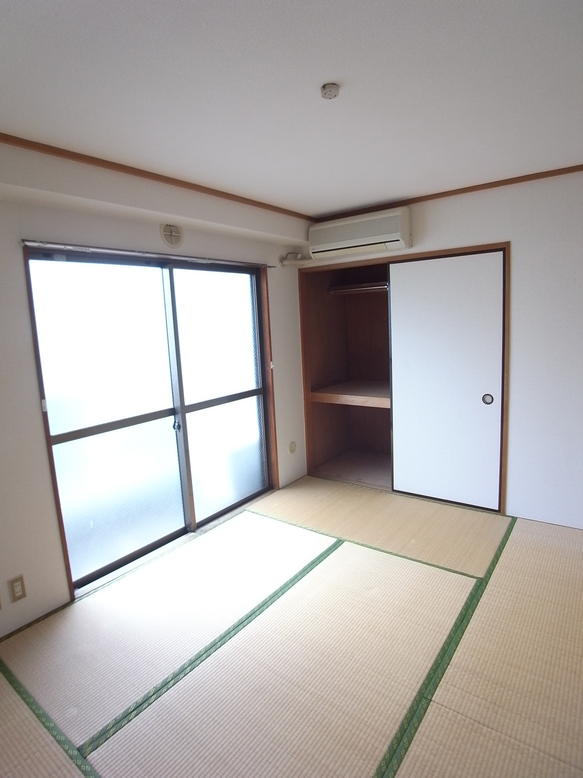 Living and room. Storage side Japanese-style room 6 tatami