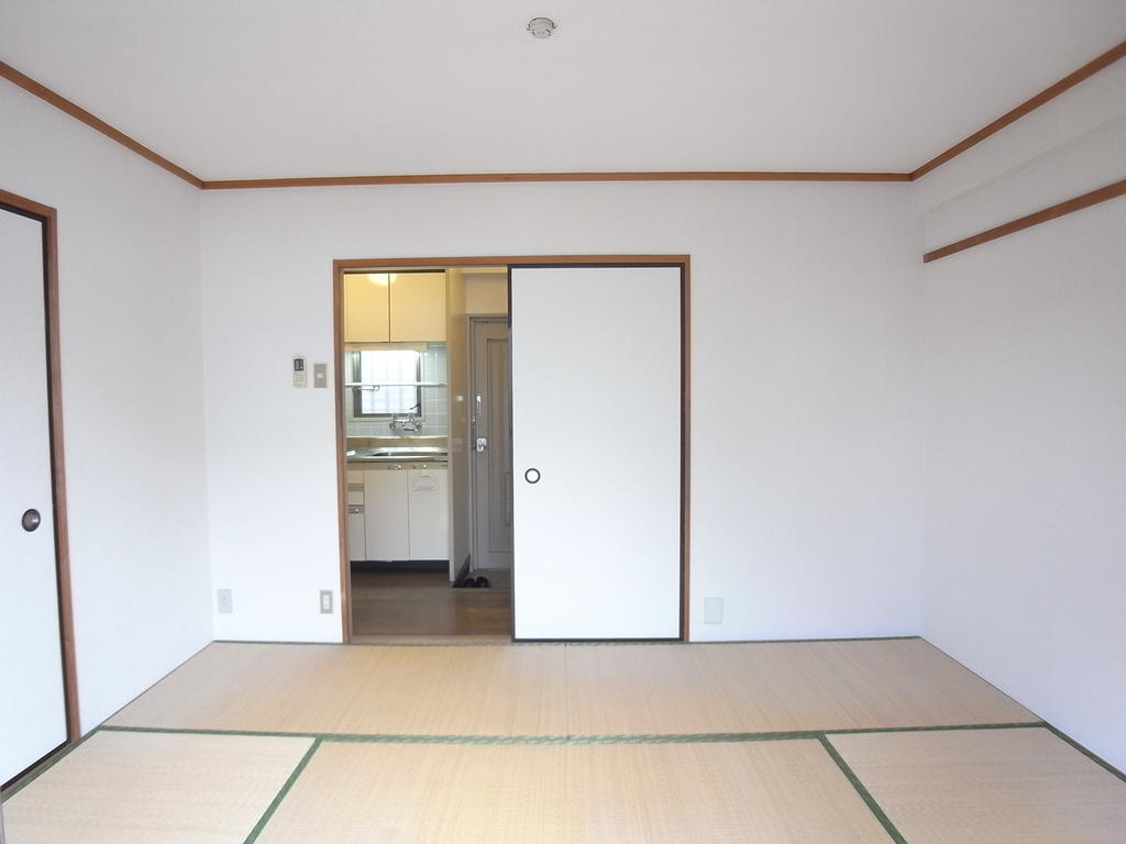 Living and room. Entrance direction Japanese-style room 6 tatami