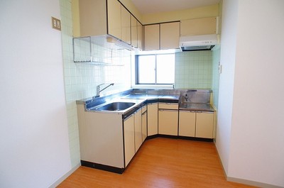 Kitchen.  ☆ L-shaped kitchen