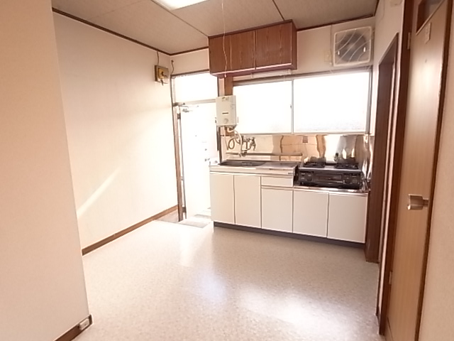 Kitchen. Laundry Area