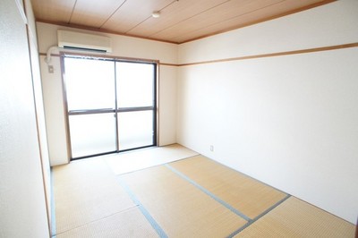 Living and room. Good bright room per yang ☆