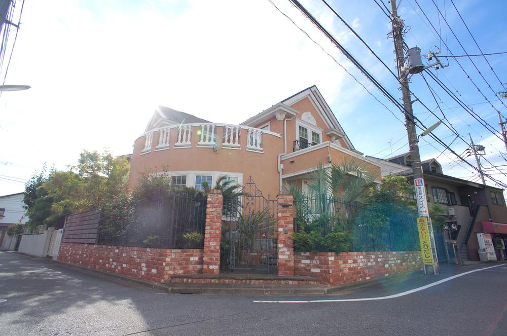 Local appearance photo. Local (13 May 2013) shooting brickwork of the gatepost, Elegant appearance in iron-made gates of custom-made