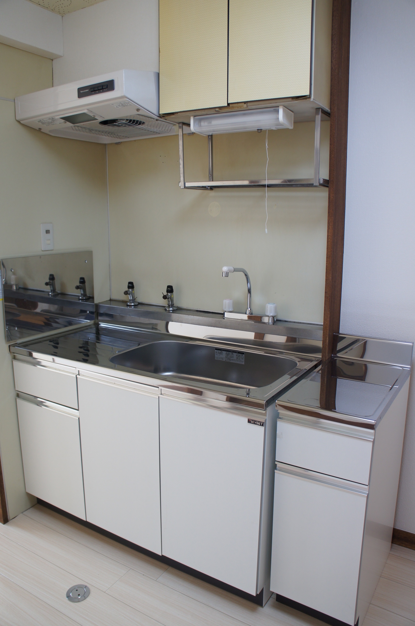 Kitchen. Two-burner gas stove can be installed ☆