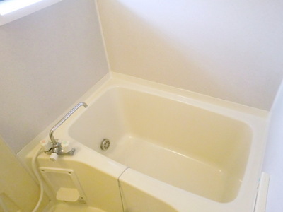 Bath. With window ・ It is reheating function with bus