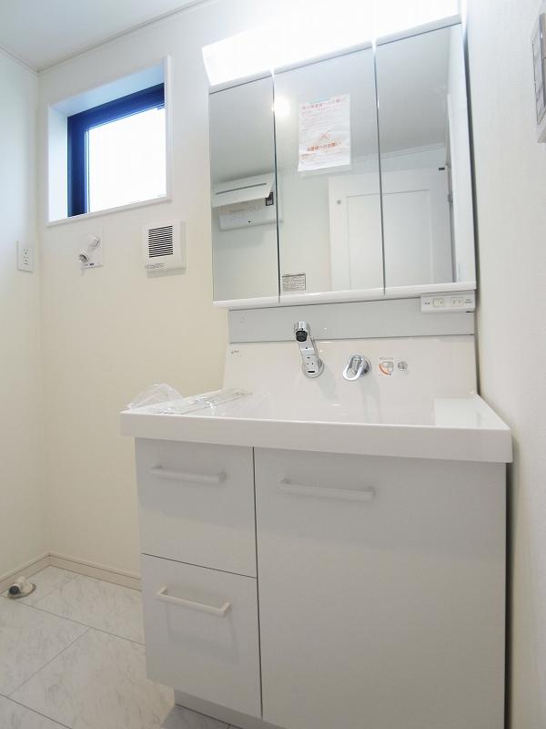 Same specifications photos (Other introspection). Washroom construction cases