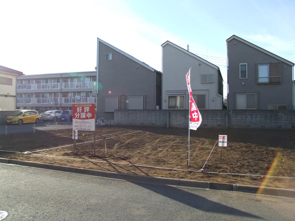 Local land photo. Around is also a quiet residential area of low-rise buildings lined.