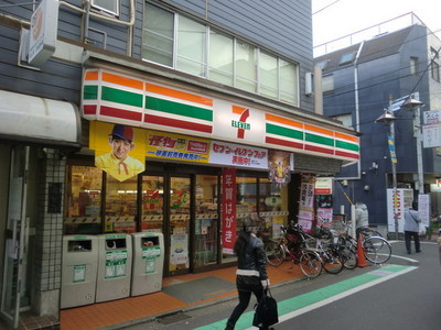 Convenience store. 650m to Seven-Eleven (convenience store)